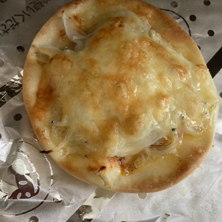 餃子の皮でしらすと新玉ねぎのピザ